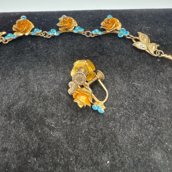 Mid 20th century Gold and Blue Vintage Necklace set with Floral Accents - Picture 2 of 5
